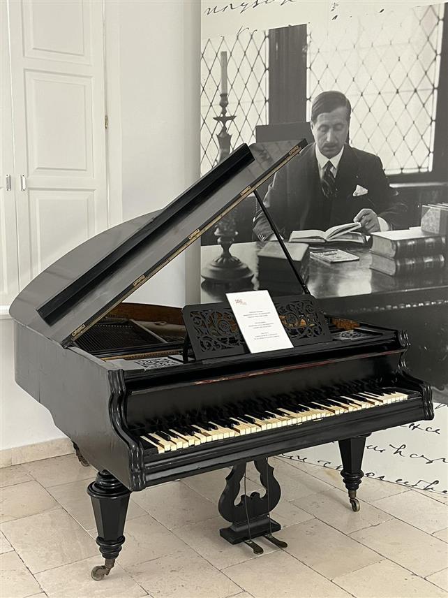 TРЕБИЊЕ, 28. АВГУСTА /СРНА/ - Музеј Херцеговине у Tребињу планира да реконструише клавир чувеног српског пјесника Јована Дучића, који је од изузетне вриједности и који се већ 15 година чува у тој установи културе, као дио збирке и заоставштине познатог српског пјесника.	