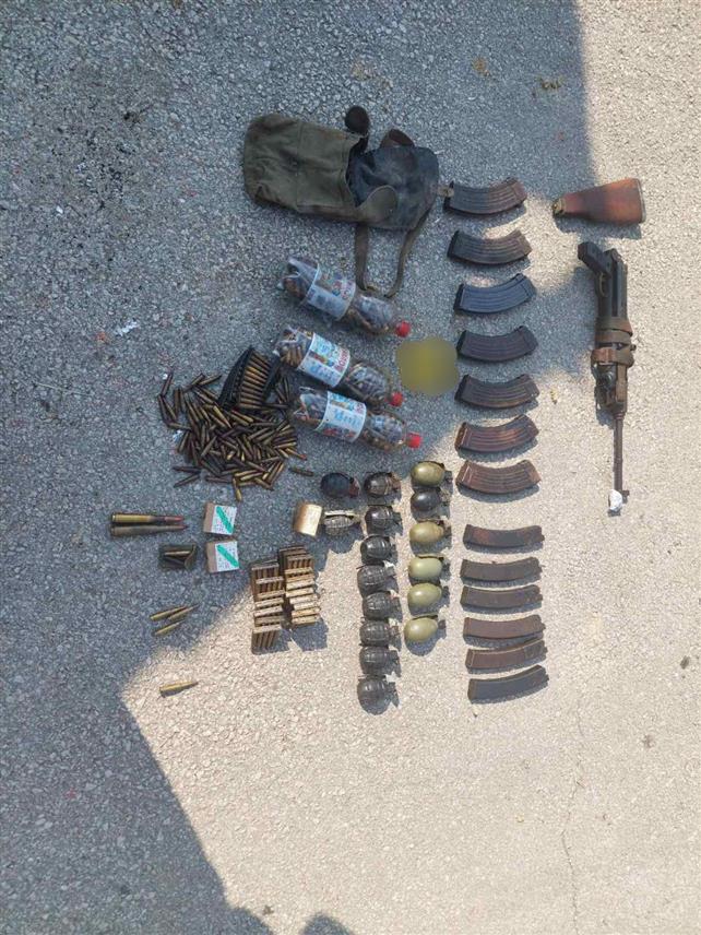 ЗВОРНИК, 29. АВГУСТА /СРНА/ - Мушкарац из Осмака чији су иницијали П.К. ухапшен је због сумње да је починио кривична дјела насиље у породици или породичној заједници и недозвољена производња и промет оружја или експлозивних материја, саопштено је данас из Полицијске управе Зворник.