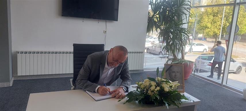 ИСТОЧНО САРАЈЕВО, 29. АВГУСТА /СРНА/ - Министар рада и борачко-инвалидске заштите Републике Српске Данијел Егић, градоначелник Источног Сарајева Љубиша Ћосић и посланик у Народној скупштини Српске Дамјан Шкипина уписали су се данас у Књигу жалости поводом смрти професора Војислава Максимовића, академика и члана првог сазива Сената Републике Српске, предсједника првог сазива Скупштине Српског града Сарајева и првог ректора Универзитета у Источном Сарајеву.	