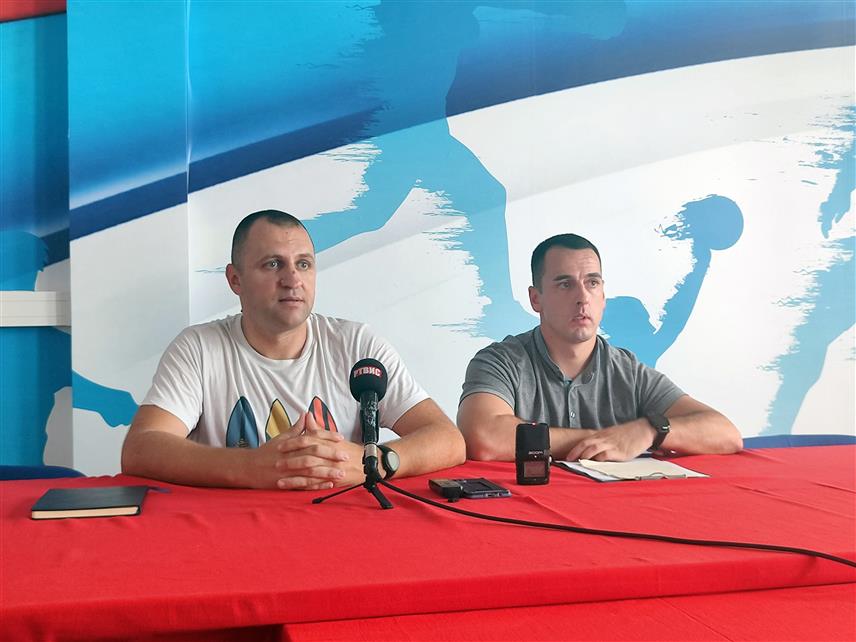 ИСТОЧНО САРАЈЕВО, 29. АВГУСТА /СРНА/ - Предсједник Удружења "Атлетист" Срђан Средојевић и Небојша Мичић, из организације, на конференцији за новинаре данас у Источном Сарајеву поводом уличне трке "Атлетист 5К Источно Ново Сарајево" са рутом од пет километара која ће бити одржана 7. септембра у овој општини.	