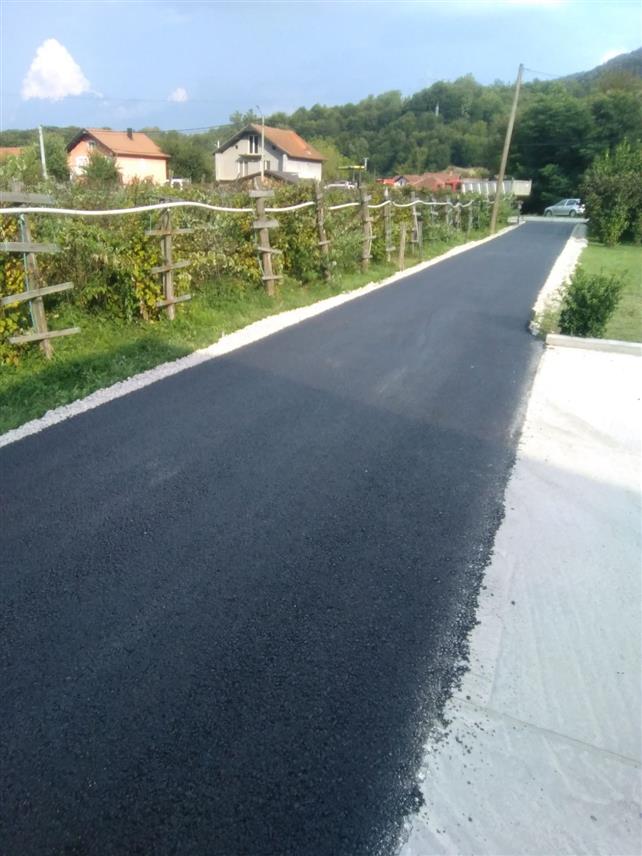 БРАТУНАЦ, 29. АВГУСТА /СРНА/ - Радови на уређењу, продужавању и асфалтирању приградских улица и приступних путева у братуначкој општини ових дана су настављени и машине свакодневно раде.