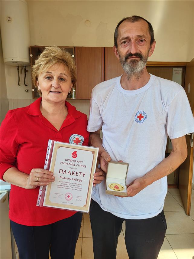ПАЛЕ, 29. АВГУСТА /СРНА/ - Секретар Општинске организације Црвеног крста Пале Јелена Петровић уручила је данас плакету Младену Каблару у знак признања за несебичну хуманост коју је показао дарујући крв 54 пута.