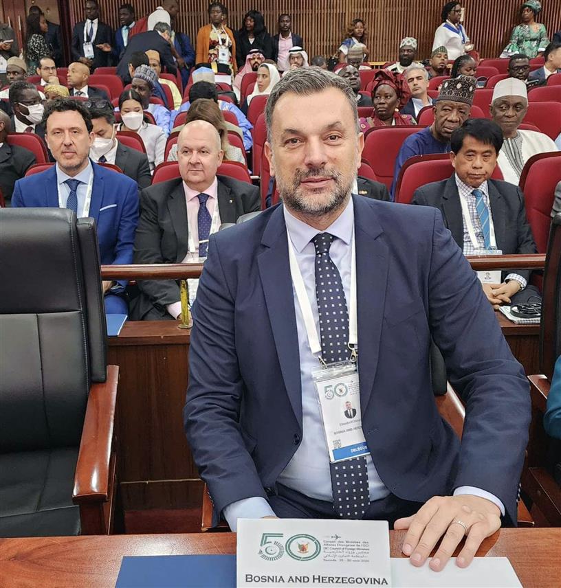 САРАЈЕВО, 29. АВГУСТА /СРНА/ - Министар иностраних послова у Савјету министара Елмедин Конаковић присуствује данас и сутра 50. сједници Савјета министара спољних послова земаља чланица Организације исламске сарадње /ОИК/ у Камеруну чија је тема "Развој унутар ОИК-а: Прометна и комуникациона инфраструктура кључни инструмент за борбу против сиромаштва и несигурности".	