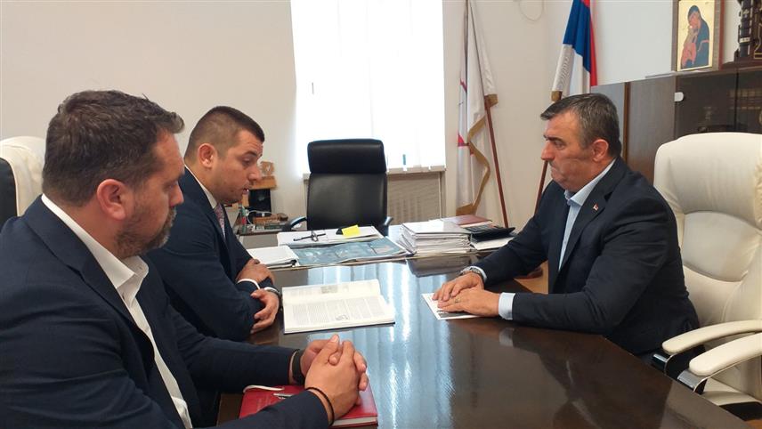 ВЛАСЕНИЦА, 29. АВГУСТА /СРНА/ - Министар трговине и туризма Републике Српске Денис Шулић састанком са начелником Власенице Мирославом Краљевићем, започео је данашњу посјету овој општини.