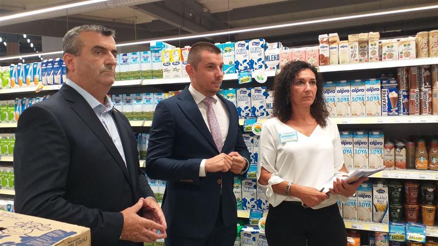 ВЛАСЕНИЦА, 29. АВГУСТА /СРНА/ - Министар трговине и туризма Републике Српске Денис Шулић и начелник Власенице Мирослав Краљевић посјетили су маркет "Зворничанка" у Власеници.