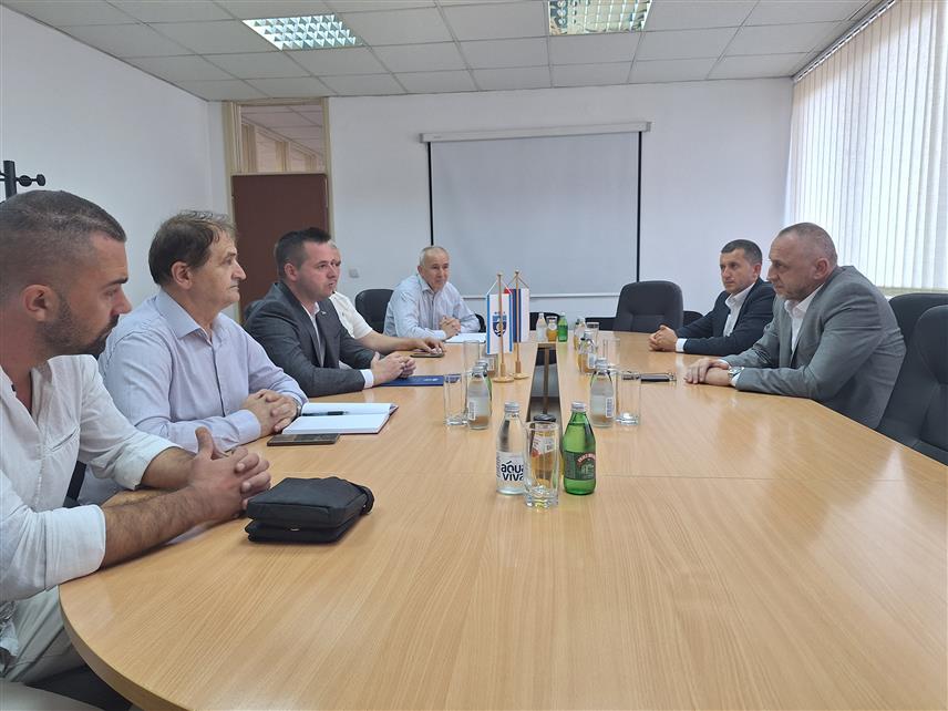 ФОЧА, 29. АВГУСТА /СРНА/ - Министар рада и борачко-инвалидске заштите Републике Српске Данијел Егић састао се данас у Фочи са начелником општине Фоча Миланом Вукадиновићем.	