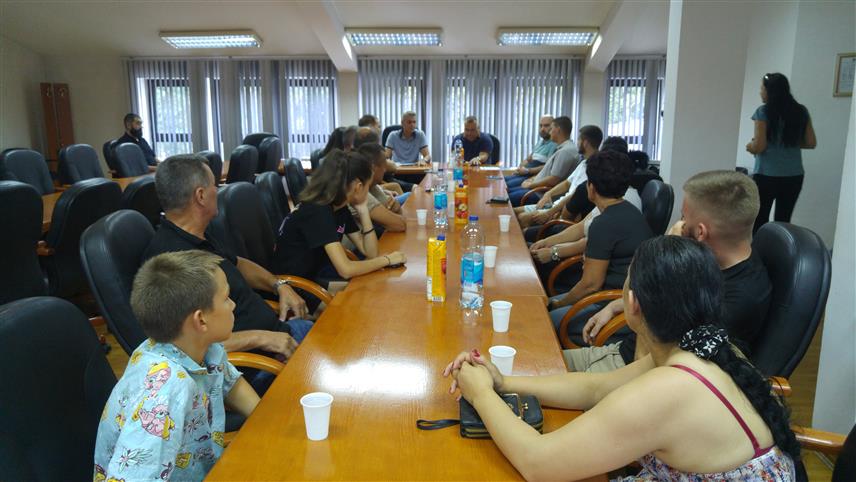 МОДРИЧА, 29. АВГУСТА /СРНА/ - Општина Модрича додијелила је данас једнократну новчану помоћ од по 100 КМ за набавку школског прибора за дјецу ратних војних инвалида и умрлих демобилисаних бораца из протеклог Одбрамбено-отаџбинског рата.	