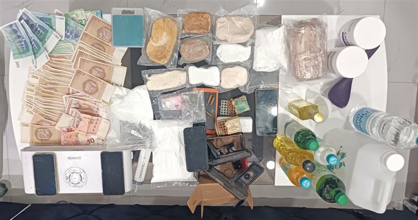 ТУЗЛА, 29. АВГУСТА /СРНА/ - Полиција је ухапсила мушкарца из Добошнице код Лукавца чији су иницијали Б.Х. /25/ код којег је пронађено око 23 килограма дроге, оружје, новац разлучитих валута.