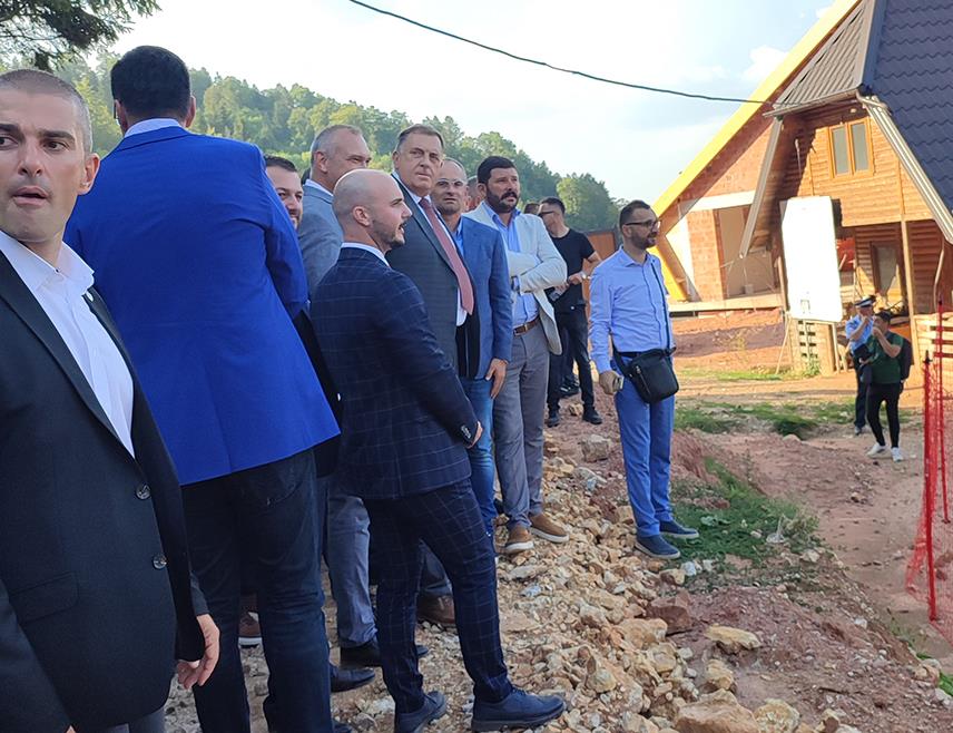 ВЛАСЕНИЦА, 29. АВГУСТА /СРНА/ - Предсједник Републике Српске Милорад Додик обишао је данас радове који се изводе у оквиру Ски-центра "Игришта" код Власенице.