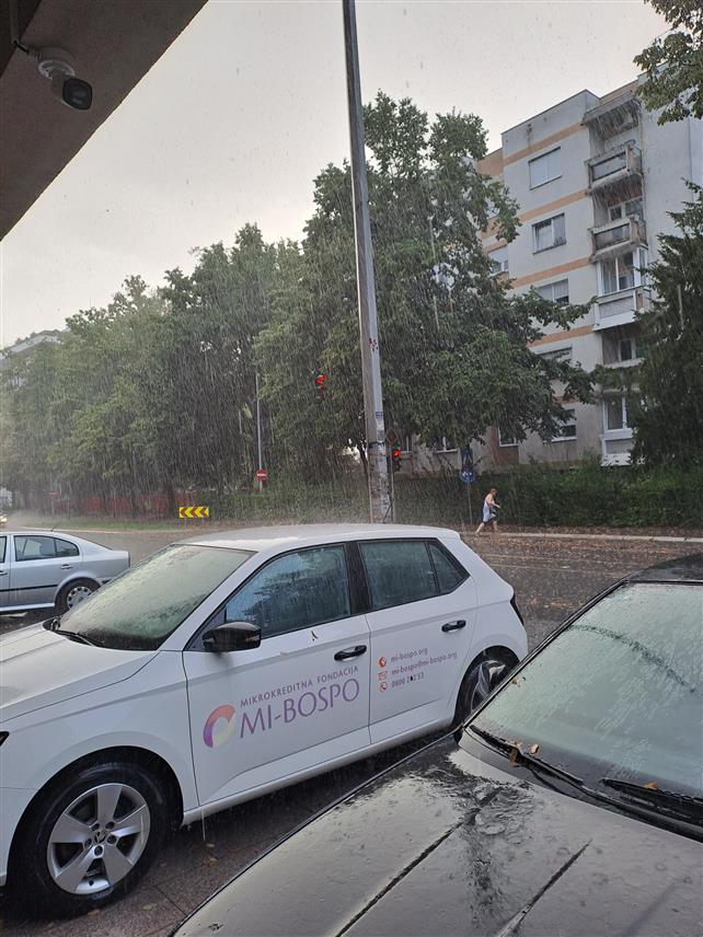 БАЊАЛУКА, 29. АВГУСТА /СРНА/ - Бањалуку је данас захватио јачи љетни пљусак са вјетром и послије вишедневних врућина донио освјежење у највећи град Српске.