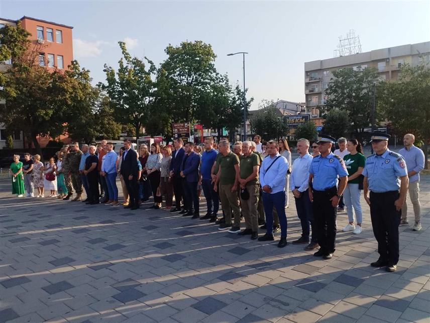 БИЈЕЉИНА, 29. АВГУСТА /СРНА/ - Одавањем почасти погинулим и несталим у Одбрамбено-отаџбинском рату данас је обиљежен Међународни дан несталих особа у Бијељини, гдје се још трага за 40 несталих лица, од којих је 12 цивила, а међу њима су једно дијете и двије жене, као и за 28 припадника Војске Републике Српске.