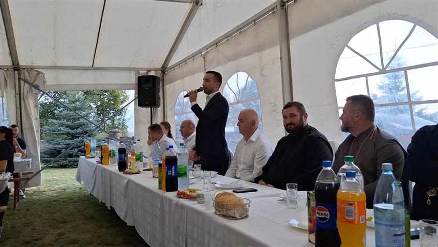 ЛИВНО, 29. АВГУСТА /СРНА/ - Код Храма Успења Пресвете Богородице у српском селу Губин под Динаром данас су се традиционално окупили Срби, њих око 700, како би показали да своје коријене, гдје год да живе, не заборављају.