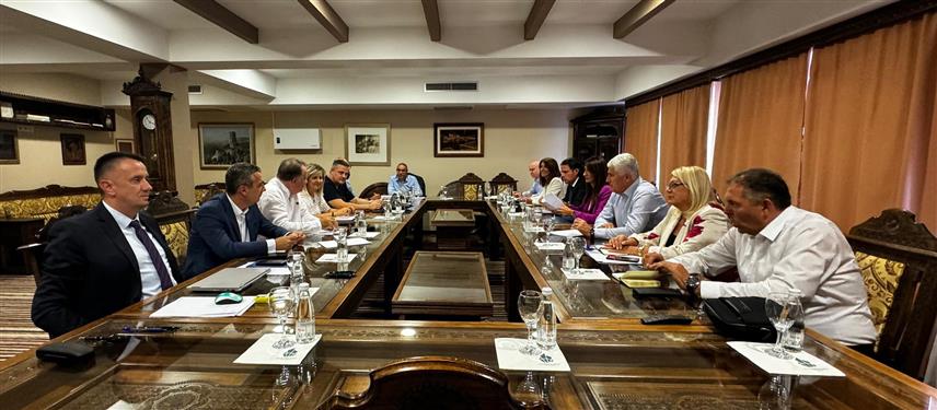 САРАЈЕВО/КОЊИЦ, 29. АВГУСТА /СРНА/ - Делегације СДП-а и ХДЗ-а БиХ данас су на састанку у Коњицу констатовале да је парламентарна већина на нивоу Федерације БиХ /ФБиХ/ стабилна и функционална.