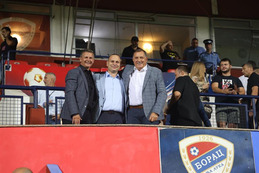 БАЊАЛУКА, 29. АВГУСТА /СРНА/ - Предсједник Републике Српске Милорад Додик вечерас у Бањалуци бодри фудбалере "Борца" у плеј-оф утакмици са "Ференцварошом" из Мађарске за Лигу Европе. /Фото - Борислав Здриња/