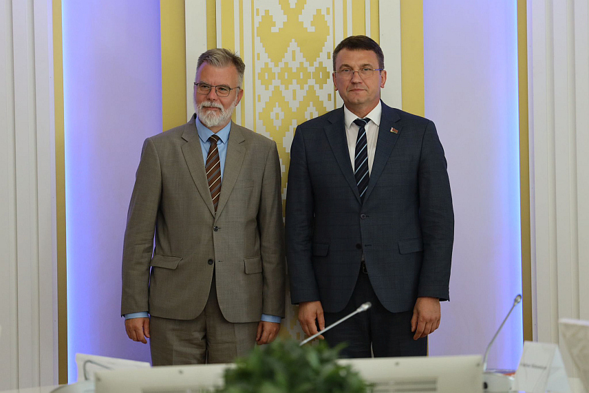 БЕОГРАД, 29. АВГУСТА /СРНА/ - Министар информисања и телекомуникација Србије Дејан Ристић разговарао је у Минску са министром комуникације и информатизације Бјелорусије Константином Константиновичем Шуљганом о унапређењу сарадње у области телекомуникација, размјени искустава у области поштанског саобраћаја и даљем оснаживању сарадње двије земље у овим секторима.