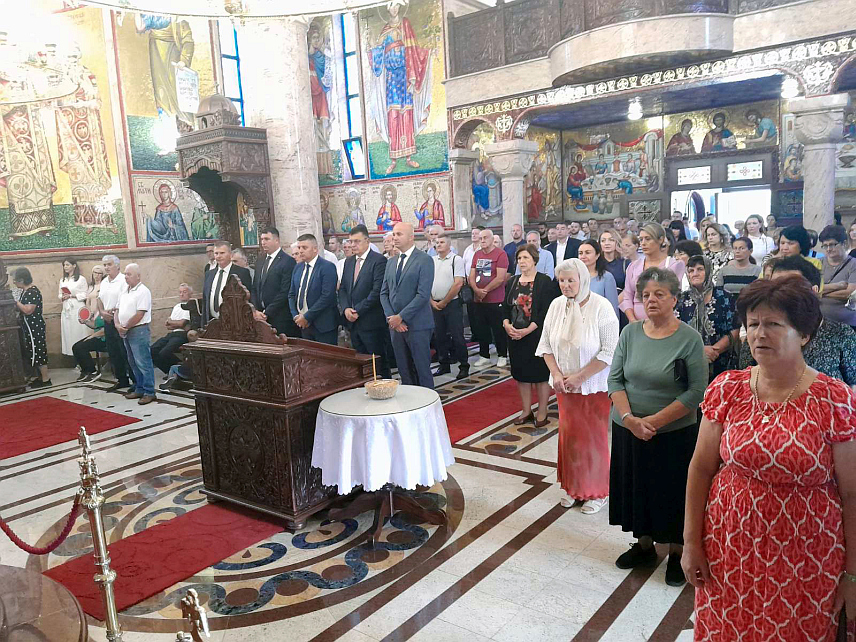 МРКОЊИЋ ГРАД, 2. АВГУСТА /СРНА/ - У Храму Светог Саве у Мркоњић Граду данас је одржана Света литургија поводом Илиндана, крсне славе општине, којој су присуствовали министар просвјете и културе Републике Српске Жељка Стојичић и директор Управе за индиректно опорезивање БиХ Зоран Тегелтија.