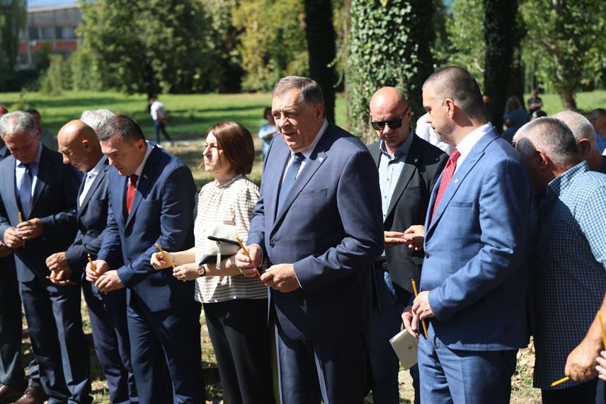 САНСКИ МОСТ, 2. АВГУСТА /СРНА/ - У Меморијалном комплексу Шушњар код Санског Моста почело је служење парастоса за 5.500 убијених Срба у НДХ на Илиндан прије 83 године, којем присуствује предсједник Републике Српске Милорад Додик. /Фото Борислав Здриња/