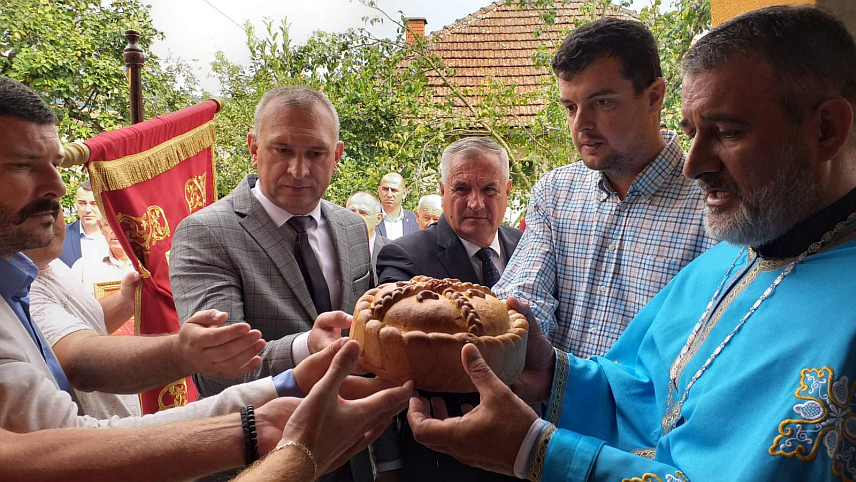 МИЛИЋИ, 2. АВГУСTА /СРНА/ - Премијер Републике Српске Радован Вишковић, начелник општине Милићи Марко Савић, предсједник СО Предраг Сушић и свештеник Љубиша Вујичић преломили су славски колач поводом Светог пророка Илије, општинске крсне славе.