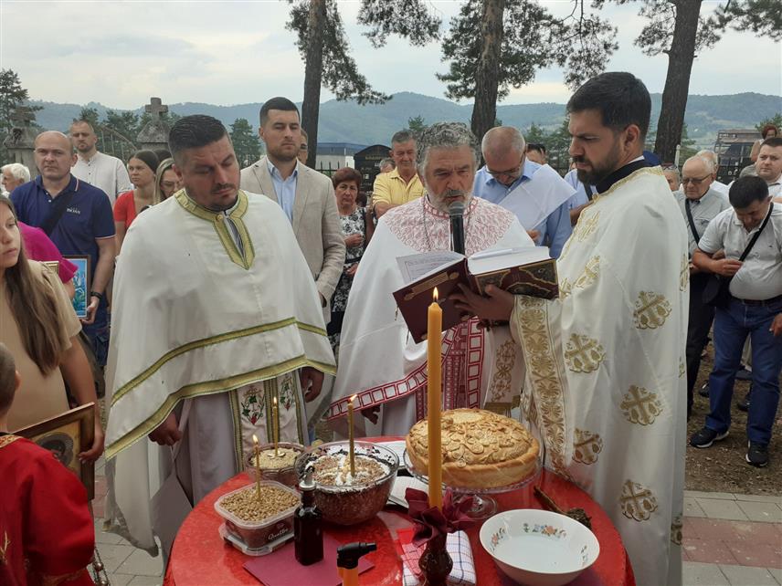 ИЛИЈАШ, 2. АВГУСТА /СРНА/ - Православни вјерници данас су у храму Светог пророка Илије у Илијашу прославили празник Српске православне цркве у народу познат као Илиндан, посвећен старозавјетном чудотворцу и пророку.