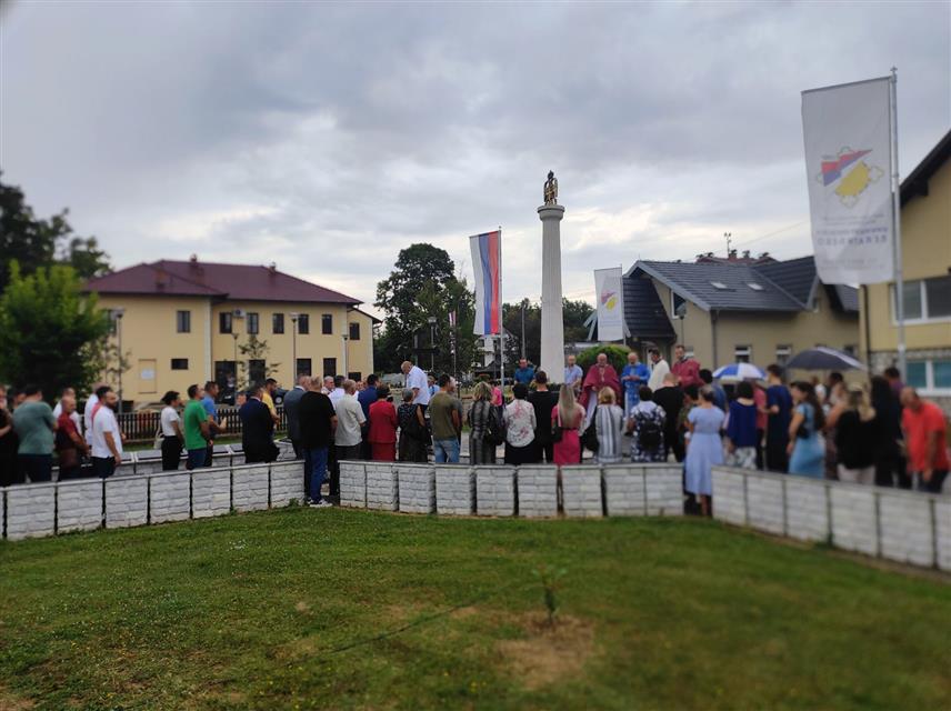 ПЕЛАГИЋЕВО, 2. АВГУСТА /СРНА/ - У Пелагићеву је данас обиљежена крсна слава општине служењем литургије и полагањем вијенаца на централно спомен-обиљежје погинулим борцима Војске Републике Српске.