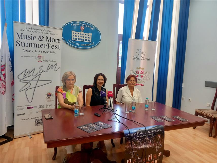 TРЕБИЊЕ, 2. АВГУСТА /СРНА/ - Директор Фестивала класичне музике "Мјузик енд мор самер фест" Tатјана Ранковић, директор Музичке школе у Tребињу Душанка Бабић и начелник градског Одјељења за културу Слађана Скочајић на конференцији за новинаре данас у Требињу.