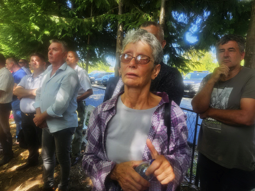 САНСКИ МОСТ, 2. АВГУСТА /СРНА/ - На Илиндан се сваке године у Меморијалном комплексу на Шушњару, код Санског Моста, окупе породице 5.500 Срба и 50 Јевреја и траже камене плоче са именима својих најближних, а многи их више не могу ни пронаћи,о томе свједочи Стоја Милинковић из Дабра која је 1941. године на Шушњару изгубила брата који је имао 19 година.