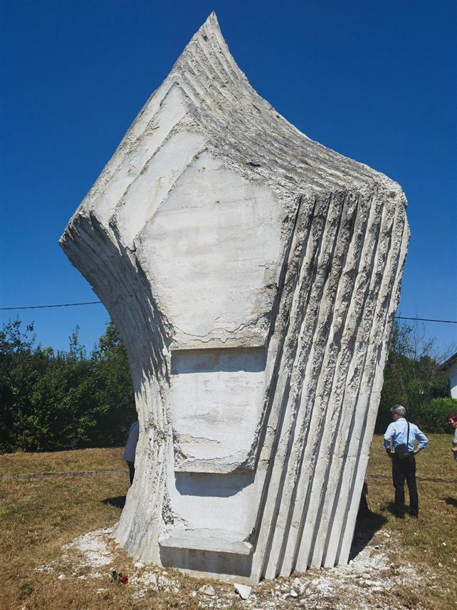 САНСКИ МОСТ, 2. АВГУСТА /СРНА/ - У насељу Милин Бирт положени су вијенаци и цвијеће код споменик жртвама усташког терора, чиме је завршено обиљежавање 83 године од усташког злочина над 5.500 Срба и 50 Јевреја.