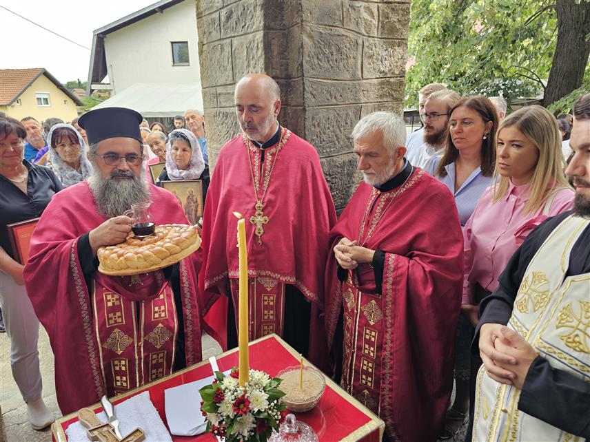 УГЉЕВИК, 2. АВГУСТА /СРНА/ - Храм посвећен Светом пророку Илији у Горњем Забрђу прославио је данас своју крсну славу.