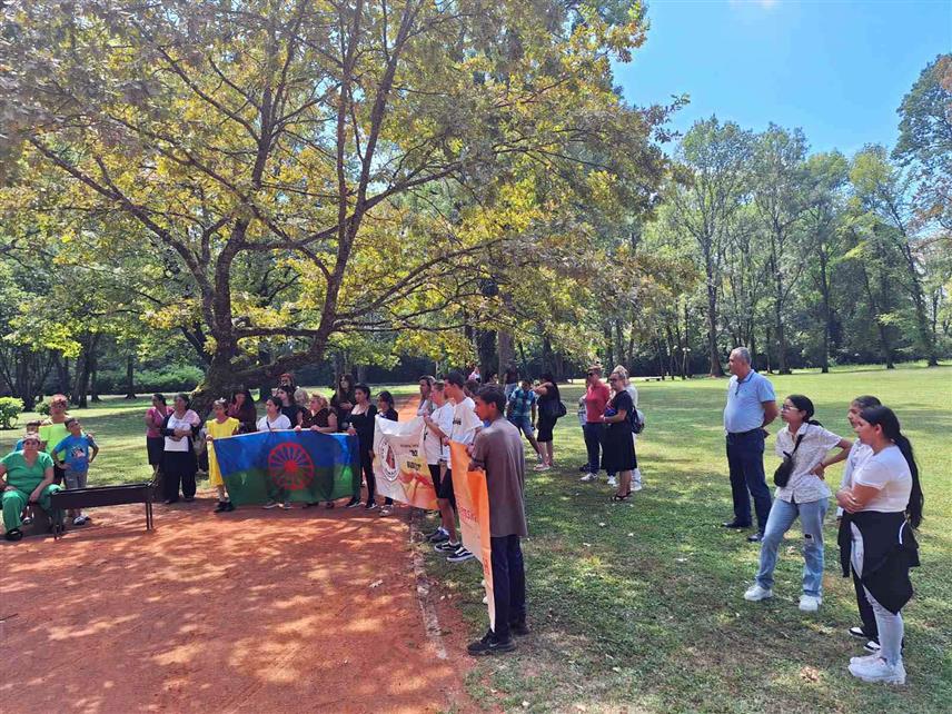 КОЗАРСКА ДУБИЦА, 2. АВГУСTА /СРНА/ - У Спомен-подручју Доња Градина у Козарској Дубици данас је одржан комеморативни скуп поводом Дана сјећања на ромске жртве Холокауста, гдје им је одата почаст, а положени су и вијенци у знак поштовања према свим жртвама овог логора.