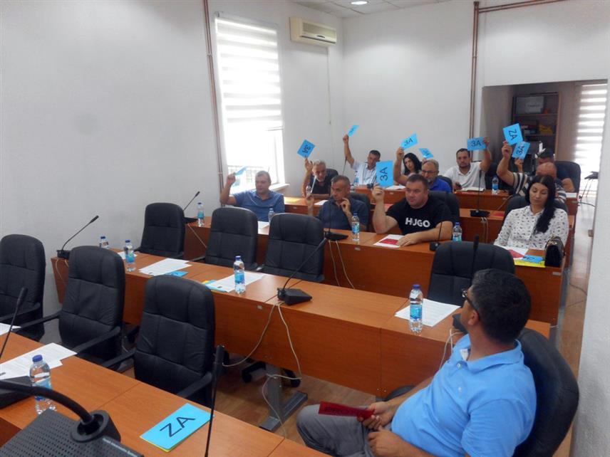 СРЕБРЕНИЦА, 2. АВГУСТА /СРНА/ - Политичка заврзлама око позиције замјеника начелника општине Сребреница наставља се и након рјешења Окружног суда у Бијељини, који је утврдио да је ранији замјеник начелника ове општине Хамдија Фејзић из СДА незаконито смијењен у новембру прошле године.