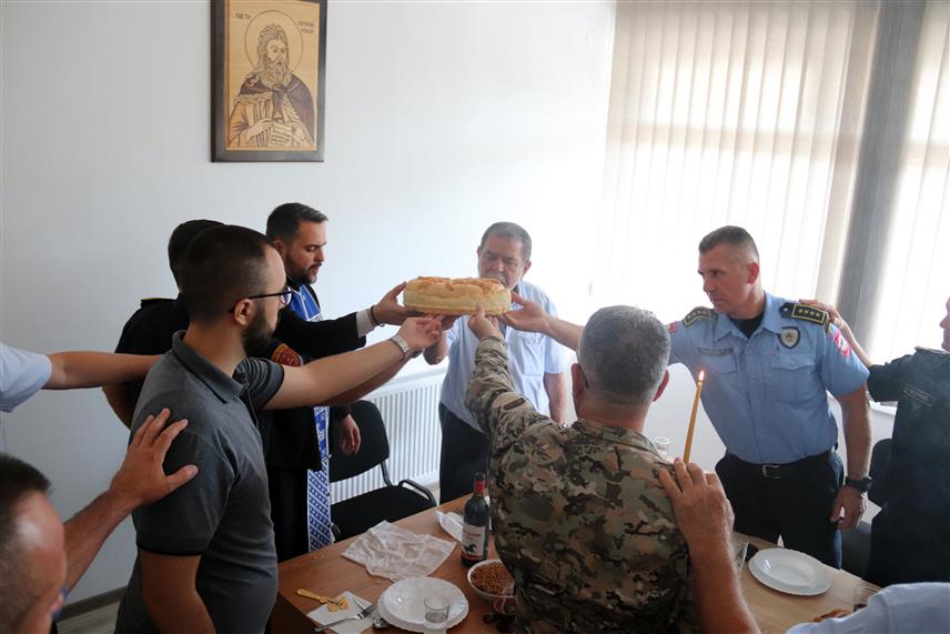 ДЕРВЕНТА, 2. АВГУСТА /СРНА/ - Територијална ватрогасно-спасилачка јединица Дервента данас је прославила крсну славу - Светог пророка Илију, освештањем жита и ломљењем славског колача.