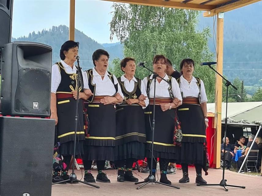 ПАЛЕ, 2. АВГУСТА /СРНА/- У Мокром код Пала данас је одржан Сабор изворног пјевања, фолклора и гусала "Пјевај Романијо", на којем су учествовале мушке и женске пјевачке групе и народни гуслари из Републике Српске, Србије и Црне Горе.