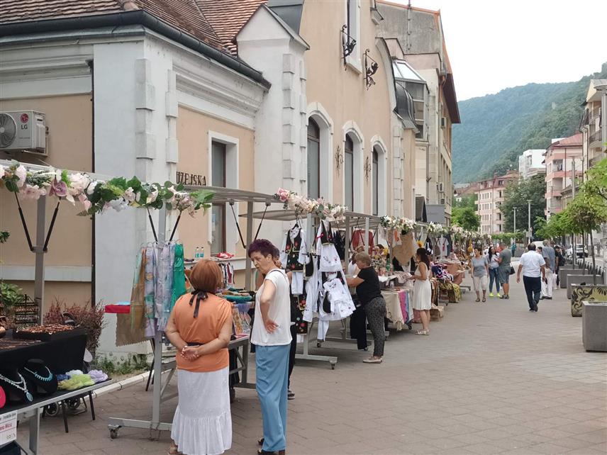 ЗВОРНИК, 2. АВГУСТА /СРНА/ - У Зворнику је данас отворен љетни базар у оквиру "Зворничког љета" као један од дневних садржаја који ће трајати до 8. августа, када се затвара ова манифестација.