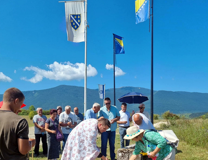 БИХАЋ, 2. АВГУСТА /СРНА/ - Његово преосвештенство епископ бихаћко-петровачки Сергије рекао је да је данас на стратишту Гаравице код Бихаћа осванула ратна застава БиХ, и то у дану када се српски народ молитвено сјећа убијених, покланих, мученички пострадалих предака широм крвљу натопљене Крајине.
