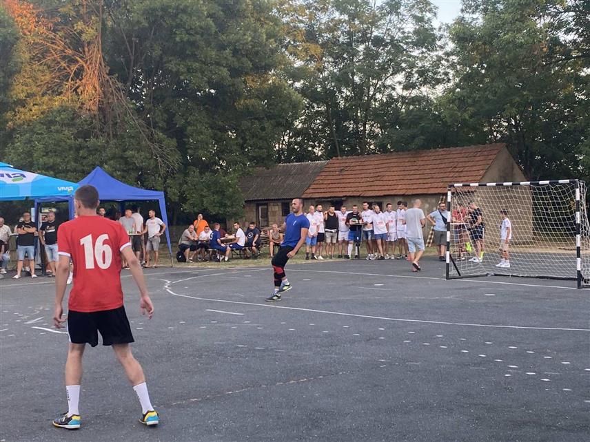 УГЉЕВИК, 2. АВГУСТА /СРНА/ - Турнир у малом фудбалу у част легендарног команданта Војске Републике Српске са Мајевице Митра Максимовића Манде, који се одржава други пут у Доњем Забрђу код Угљевика, окупио је 16 екипа, а побједник ће освојити награду од 700 КМ.