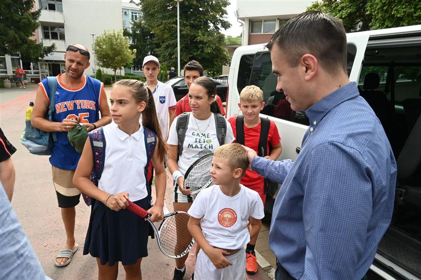 БЕОГРАД, 2. АВГУСТА /СРНА/ - Ђорђе Милићевић, министар без портфеља у Влади Србије задужен за односе са дијаспором, обишао је данас тематске љетне кампове за младе из дијаспоре и региона у Београду и Пожаревцу.