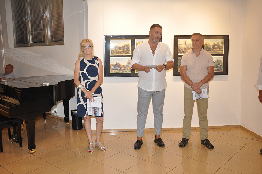 ПРИЈЕДОР, 2. АВГУСТА /СРНА/ - У Приједору је вечерас отворена изложба слика "Уља и акварели" приједорског академског сликара Зорана Радоњића, а публици је представио 62 слике од акварела и 12 од уља.