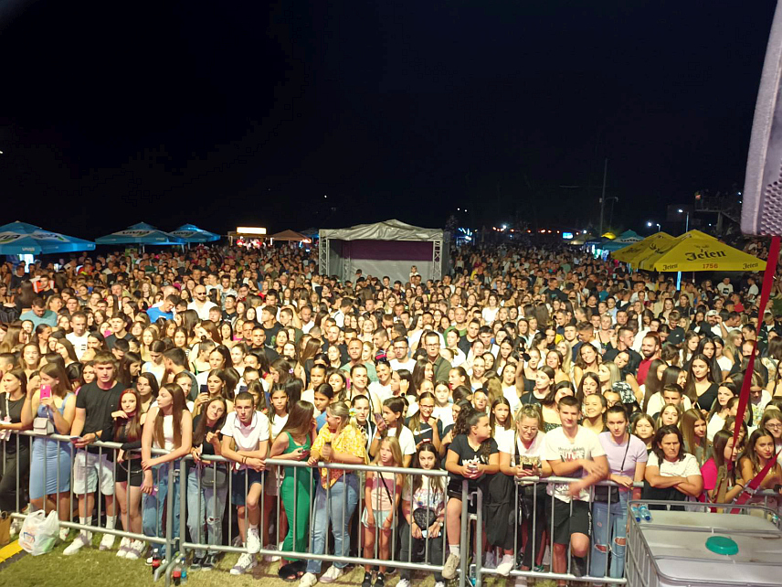 ЗВОРНИК, 2. АВГУСТА /СРНА/ - Десетак хиљада посјетилаца окупило се вечерас на отварању "Зворничког љета", традиционалне манифестације у оквиру које ће поред Дрине имати прилику да уживају у музичком дијелу програма.