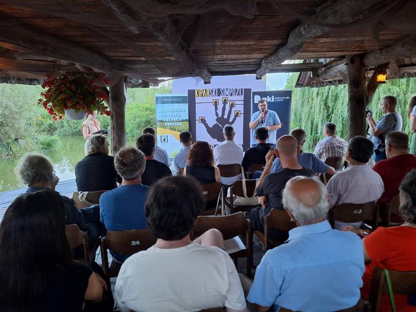 ШАМАЦ, 2. АВГУСTА /СРНА/ - У оквиру манифестације "Шамачко љето" у повратничкој мјесној заједници Корница отворен је пети Међународни вајарски симпозијум на коме учествују вајари из Србије, Црне Горе, Хрватске и БиХ.