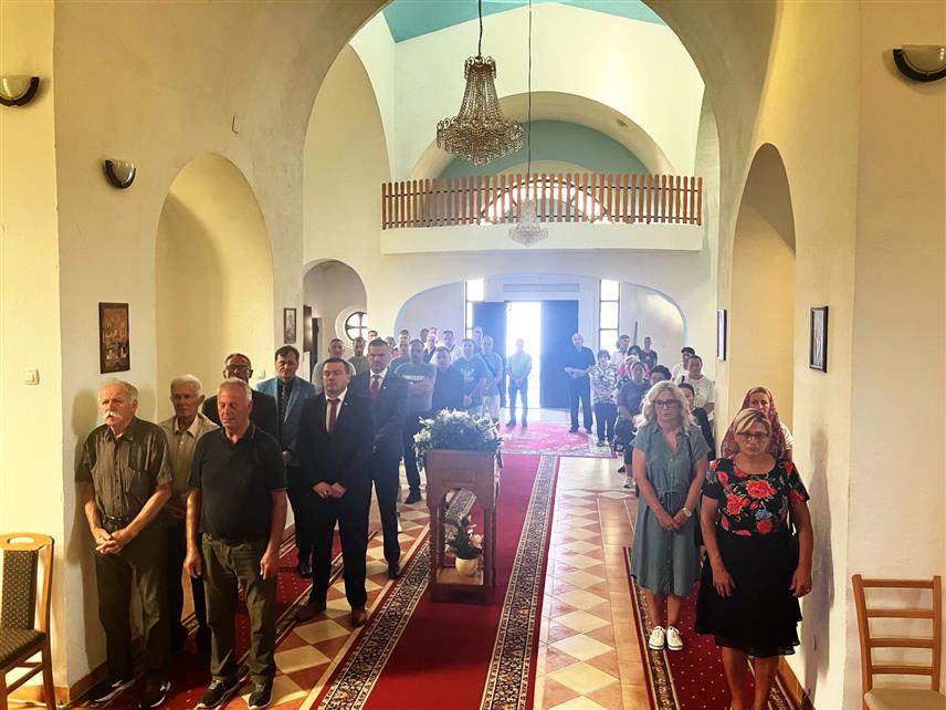 САНСКИ МОСТ, 2. АВГУСТА /СРНА/ - У Храму Светих апостола Петра и Павла у Санском Мосту данас је служена литургија поводом помена за 5.500 Срба које су убиле усташе прије 83 године.