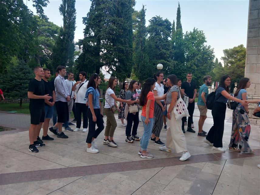 ТРЕБИЊЕ, 2. АВГУСТА /СРНА/ - У Требињу је почела љетна духовна школа која је окупила педесетак студената са универзитета у Републици Српској и Србији који ће имати прилику да открију љепоту православне духовности у светињама древних епархија Хумске, Зетске и Будимљанске.