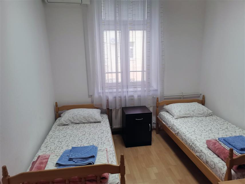 ТРЕБИЊЕ, 30. АВГУСТА /СРНА/ - Дом ученика у Tребињу најусловнији је у Републици Српској, у њему борави више од 100 ученика из свих општина источне Херцеговине, што је велики успјех, а иницирана је промјена закона о ученичком стандарду у оквиру чега ће додатно бити унапријеђен рад ове установе, рекао је Срни директор Дома ученика Миро Гредо