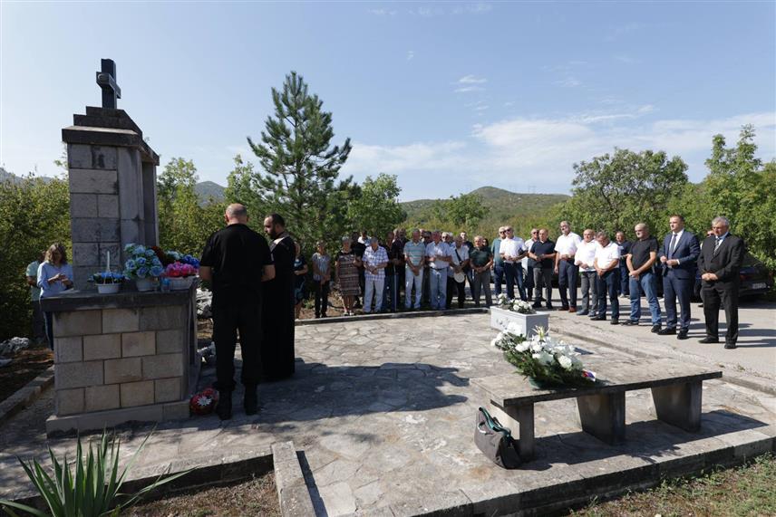 TРЕБИЊЕ, 30.АВГУСТА /СРНА/ - Код спомен-обиљежја у Петровом пољицу код Tребиња данас је служен помен за осам припадника Tребињске бригаде Војске Републике Српске који су страдали прије 29 година од напада хрватске регуларне војске на ово подручје у одбрамбено-отаџбинском рату.