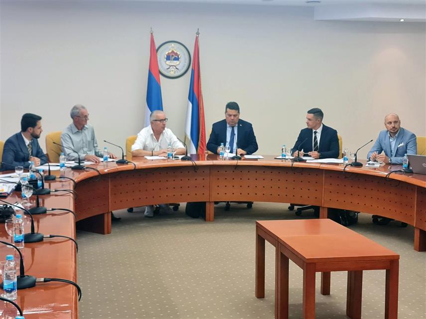 БАЊАЛУКА, 30. АВГУСТА /СРНА/ - Предсједник Народне скупштине Републике Српске Ненад Стевандић отворио је данас у Бањалуци округли сто о теми "Практични значај Декларације о заштити националних и политичких права и заједничкој будућности српског народа".