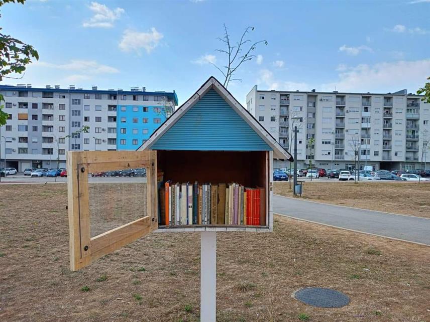 ИСТОЧНО САРАЈЕВО, 30. АВГУСТА /СРНА/ - Матична библиотека Источно Сарајево поставила је мале библиотеке на отвореном испред Средње школе "28. јуни" и у Парку великана у Источном Новом Сарајеву.