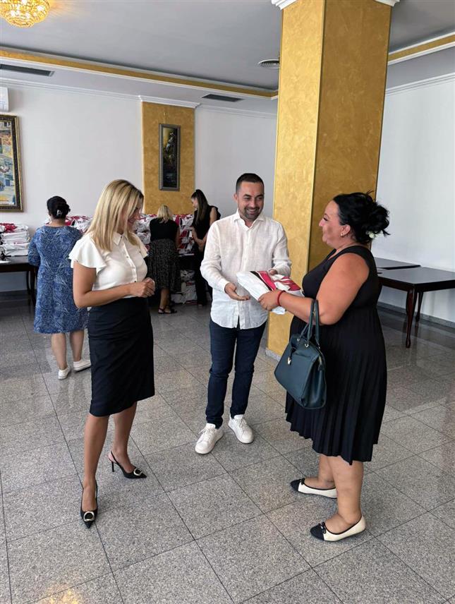 ДОБОЈ, 30. АВГУСТА /СРНА/ - Удружење породица са троје и више дјеце "Понос" из Добоја уручило је данас за 305 својих чланова 406 комплета уџбеника за основну школу који су обезбијеђени средствима из градског буџета и Савјета министара.
