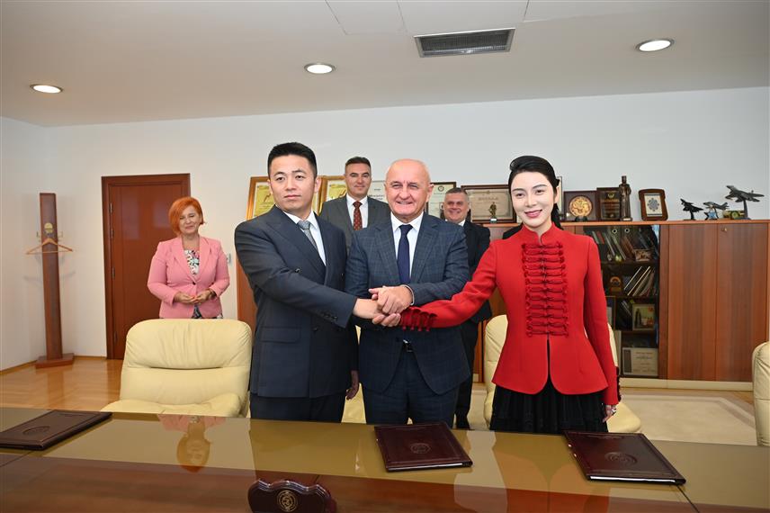 БАЊАЛУКА, 30. АВГУСТА /СРНА/ - Министар енергетике и рударства Републике Српске Петар Ђокић потписао је, у име Владе Републике Српске, Споразум о стратешкој сарадњи у области обновљивих извора енергије са кинеским компанијама "Џунгбо груп" и "Чајна пауер".