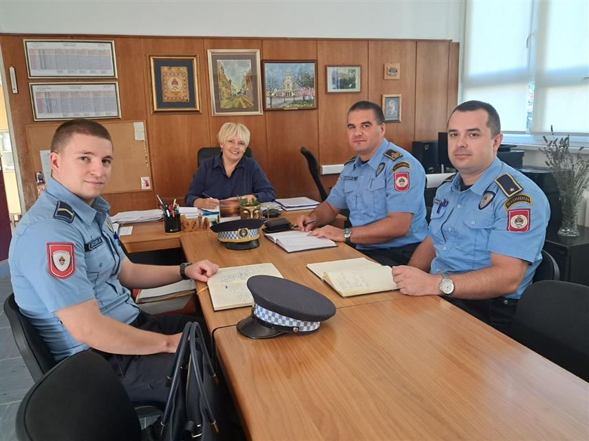 БАЊАЛУКА, 30. АВГУСТА /СРНА/ - Припадници Полицијске управе Бањалука и директор бањалучке Основне школе "Георги Стојков Раковски" Ивана Љубојевић договорили су више активности које се односе на појачано присуство полицајаца у близини школа, као и едукације најмлађих ученика о основним правилима безбједног учествовања у саобраћају.