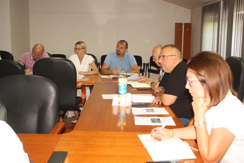 МОДРИЧА, 30. АВГУСТА /СРНА/ - Штаб за ванредне ситуације у Модричи укинуо је данас интервентне мјере након знатног пада концентрације загађујућих материја у ваздуху измјерених у центру града и у близини гудронске јаме, гдје је 14. августа избио пожар.