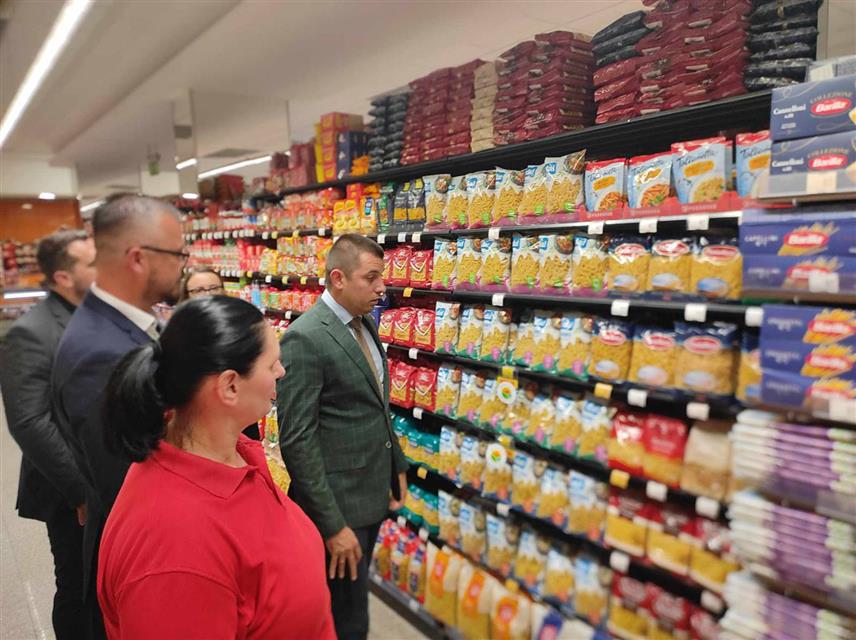 МОДРИЧА, 30. АВГУСТА/СРНА/ - На подручју општине Модрича пет маркета је дио кампање "Друштвено одговорни" и грађани уживају у више од 100 јефтинијих производа, изјавио је министар трговине и туризма Републике Српске Денис Шулић који је данас посјетио маркет "Ђурић" у овој локалној заједници.